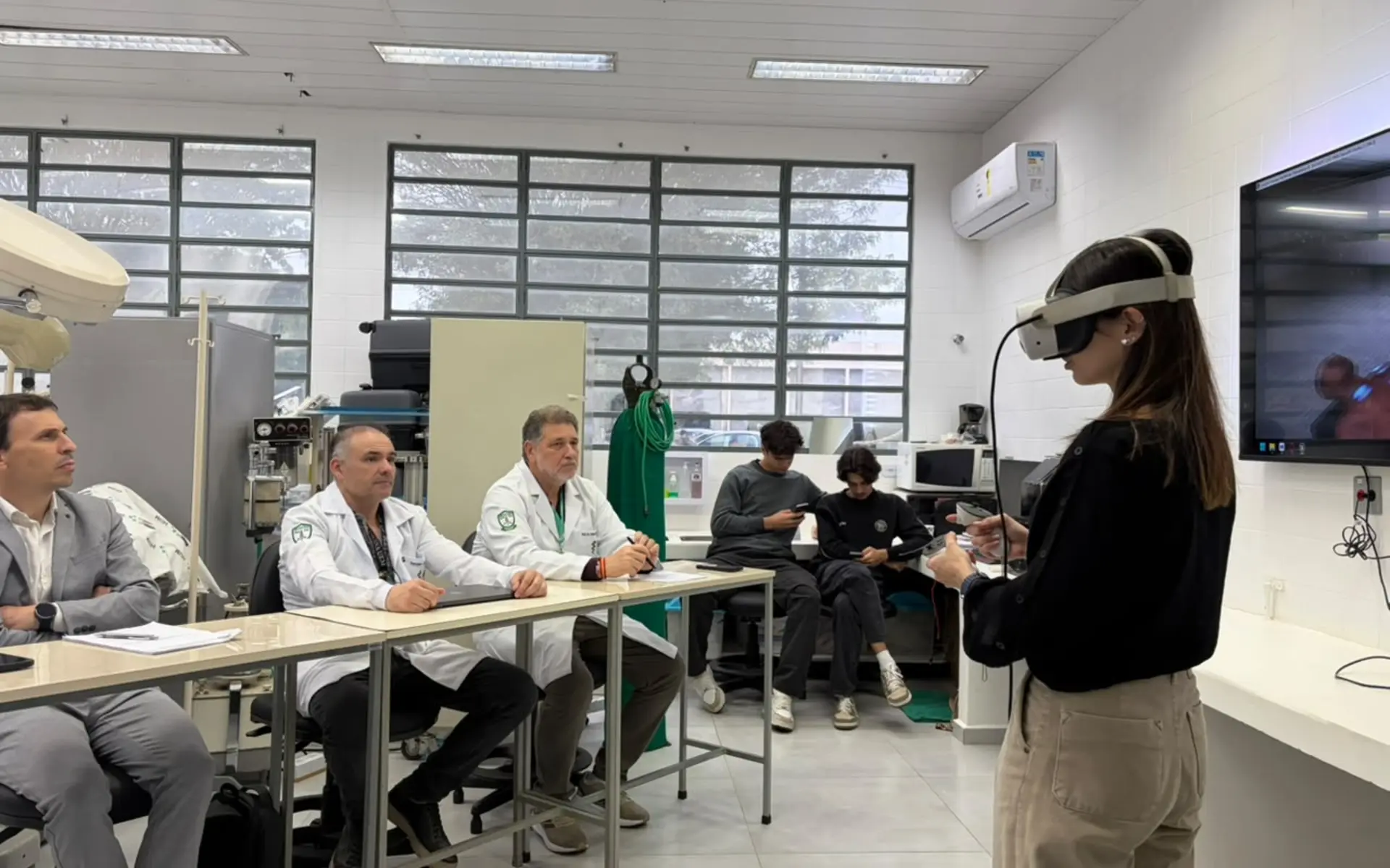 Pessoa utilizando o simulador eFAST em realidade virtual durante sessão de validação com profissionais.