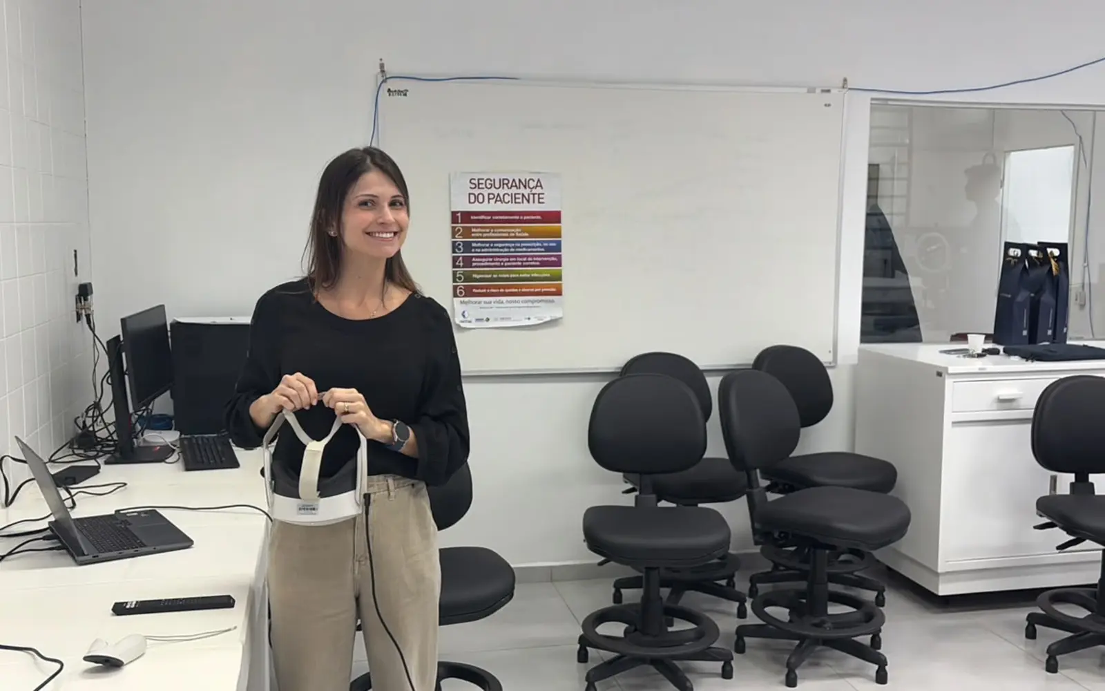 Pessoa apresentando o headset utilizado no simulador.