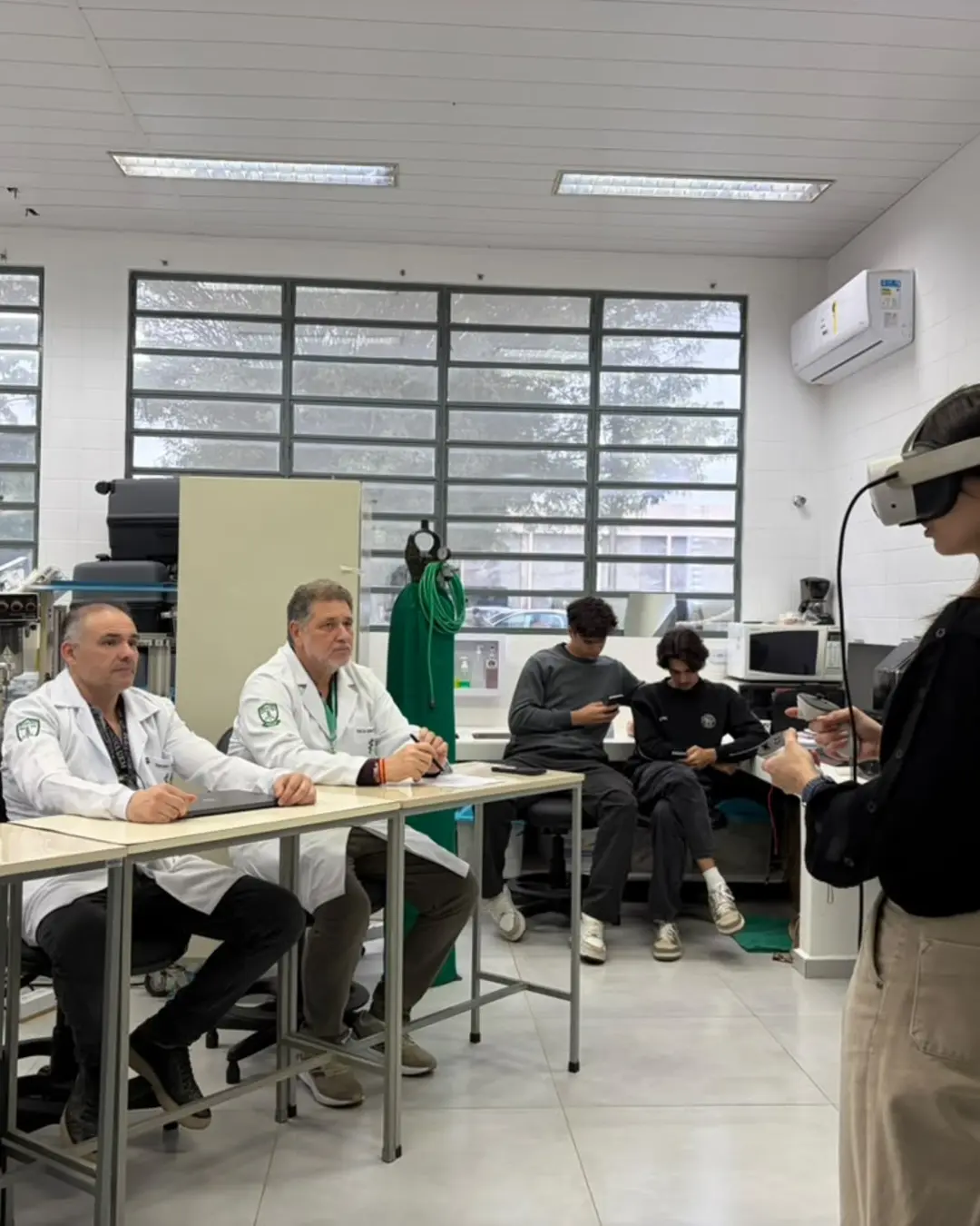 Sessão de validação do simulador eFAST com usuário em realidade virtual e profissionais observando.